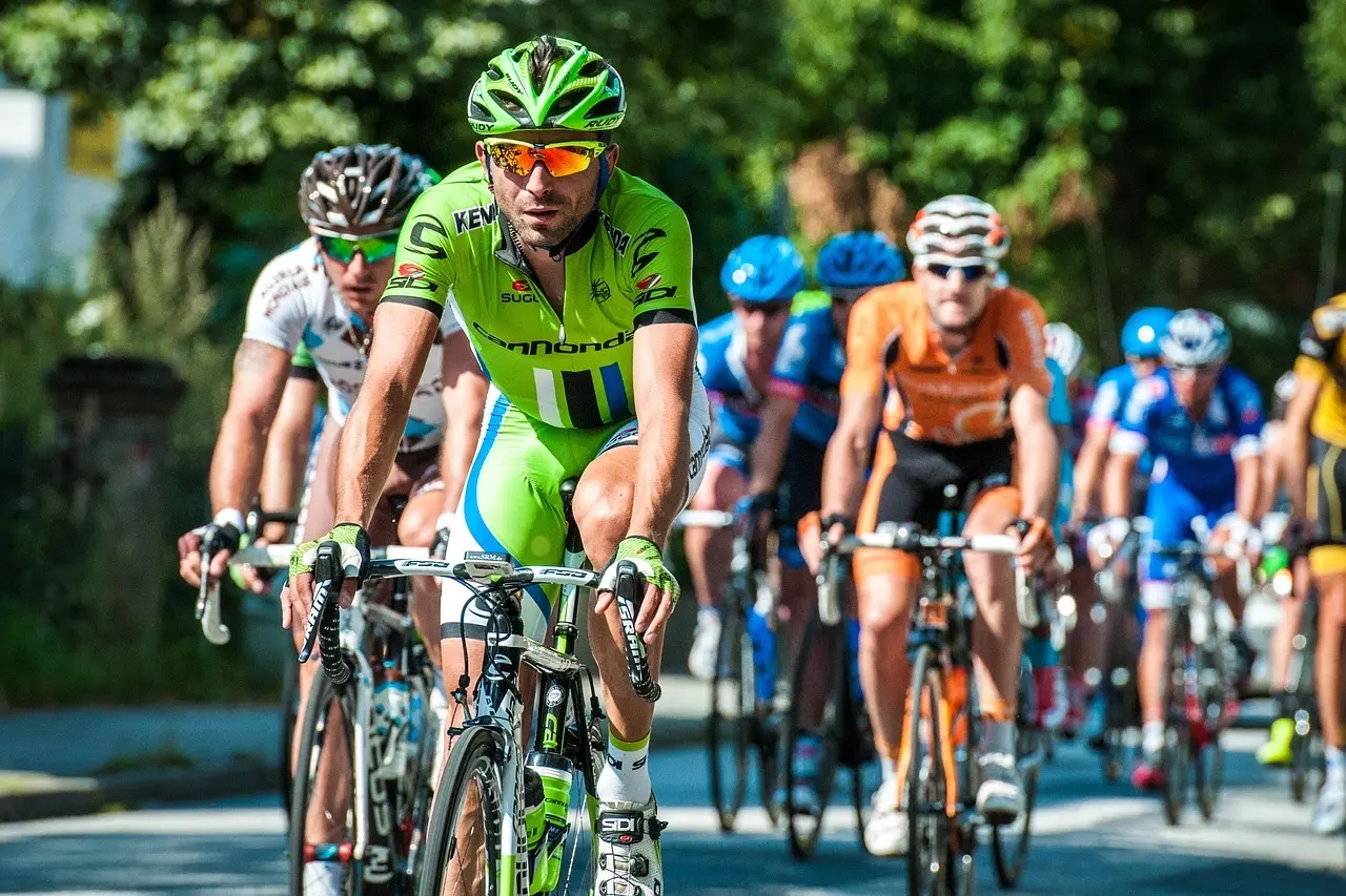 Cykelryttere i en peloton under et cykelløb