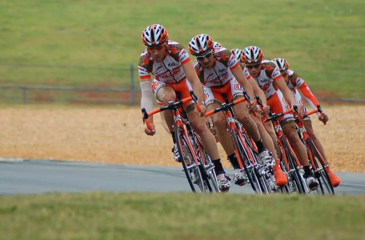 Cykelpeloton i formation på landevej