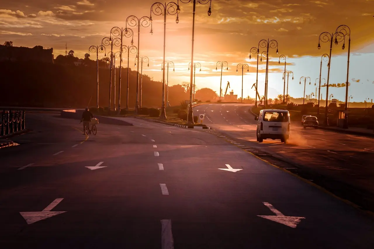 Cyklist på en vej ved solnedgang