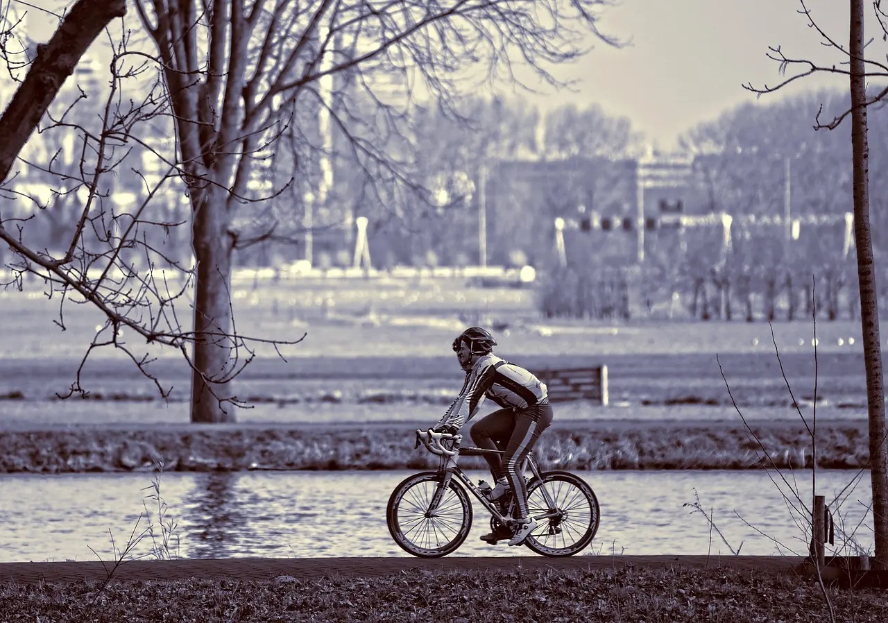 Cyklist på racercykel langs en kanal
