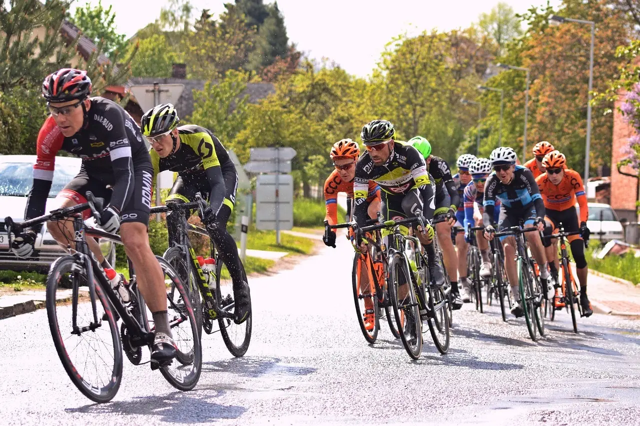 Gruppe cykelryttere i et cykelløb